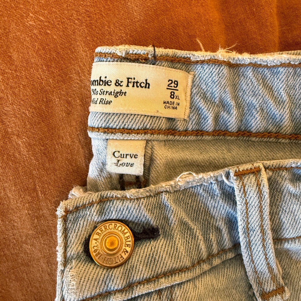 Abercrombie Curve Love Mid Rise 90s Straight Jean - Picture 4 of 4
